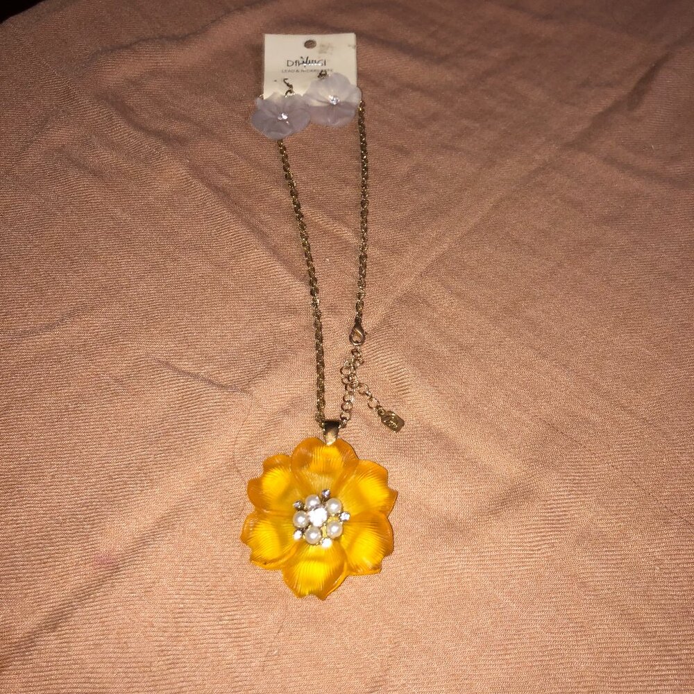 DaVinci Flower Earrings & Necklace Pendant. NWT